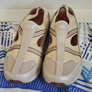 Easy Spirit Arbitrary